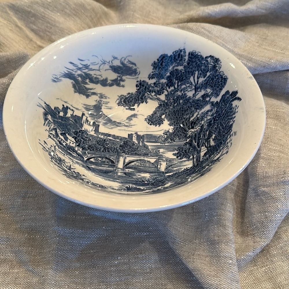 Vintage Enoch Wedgewood Turnstall Countryside vegetable bowl 8”